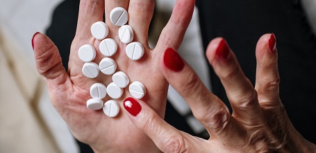 Pills in hand_457x220