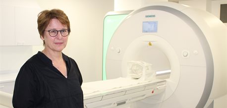 Dr Vollmer with MRI scanner 3