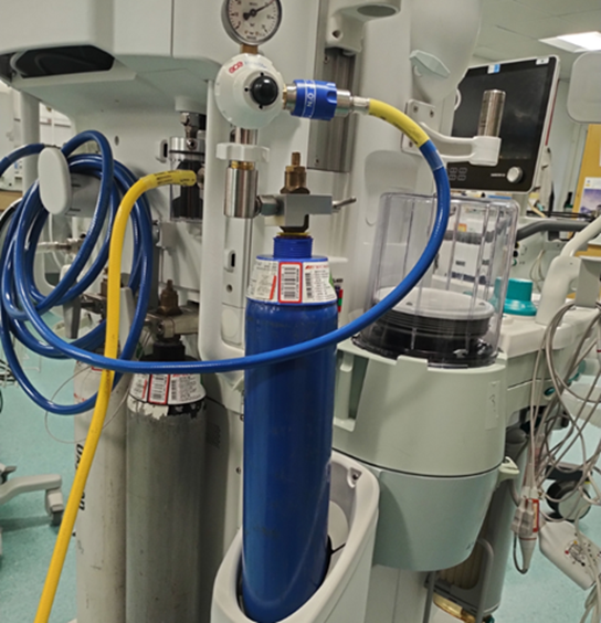 Portable nitrous oxide cylinder in theatre 