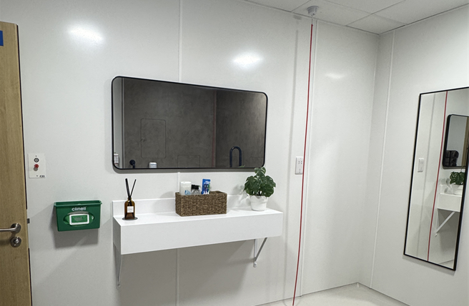 Insider shower room showing large mirror